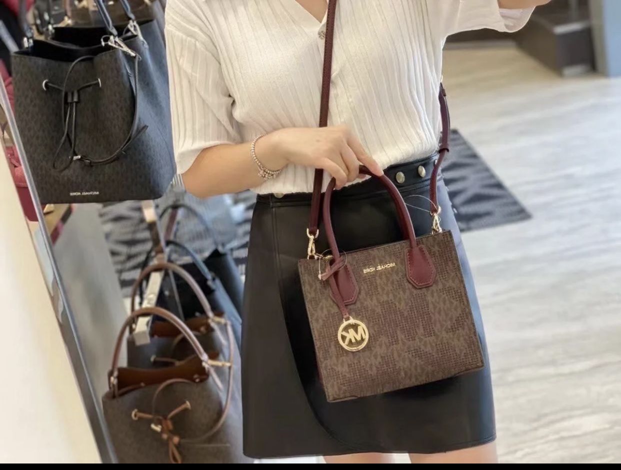 Michael Kors MERCER Medium Leather Messenger  & Accessories