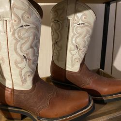 Unisex New Boot Size 4 Located Pharr Texas 78577  Asking $30