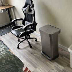 Metallic Finish Step-lift Trashcan
