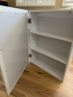 Medicine cabinet with mirror gently used