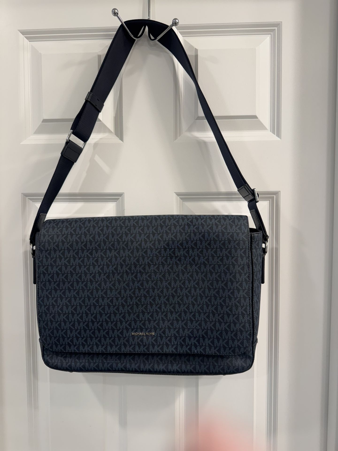 Authentic Micheal Kors Messenger bag Unisex