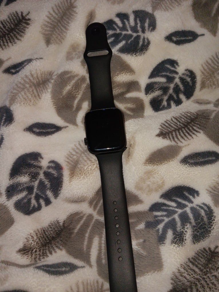 Apple Watch Series 7 w / Charging Cable