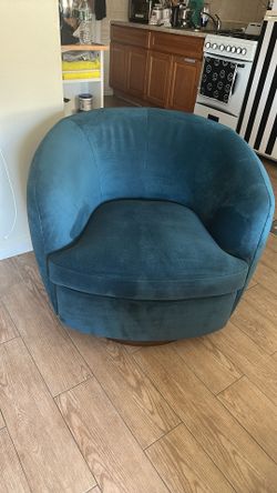 Swiveling blue Velvet Arm Chair Perfect For Reading