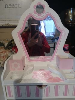 Little  Girls  Vanity .
