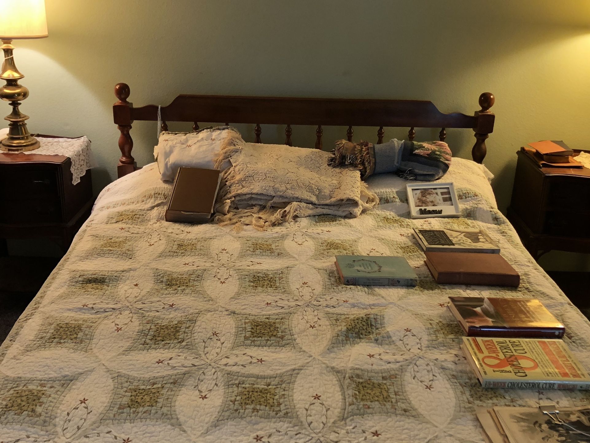 Queen Bed+ Dresser+ 2 Night Stands