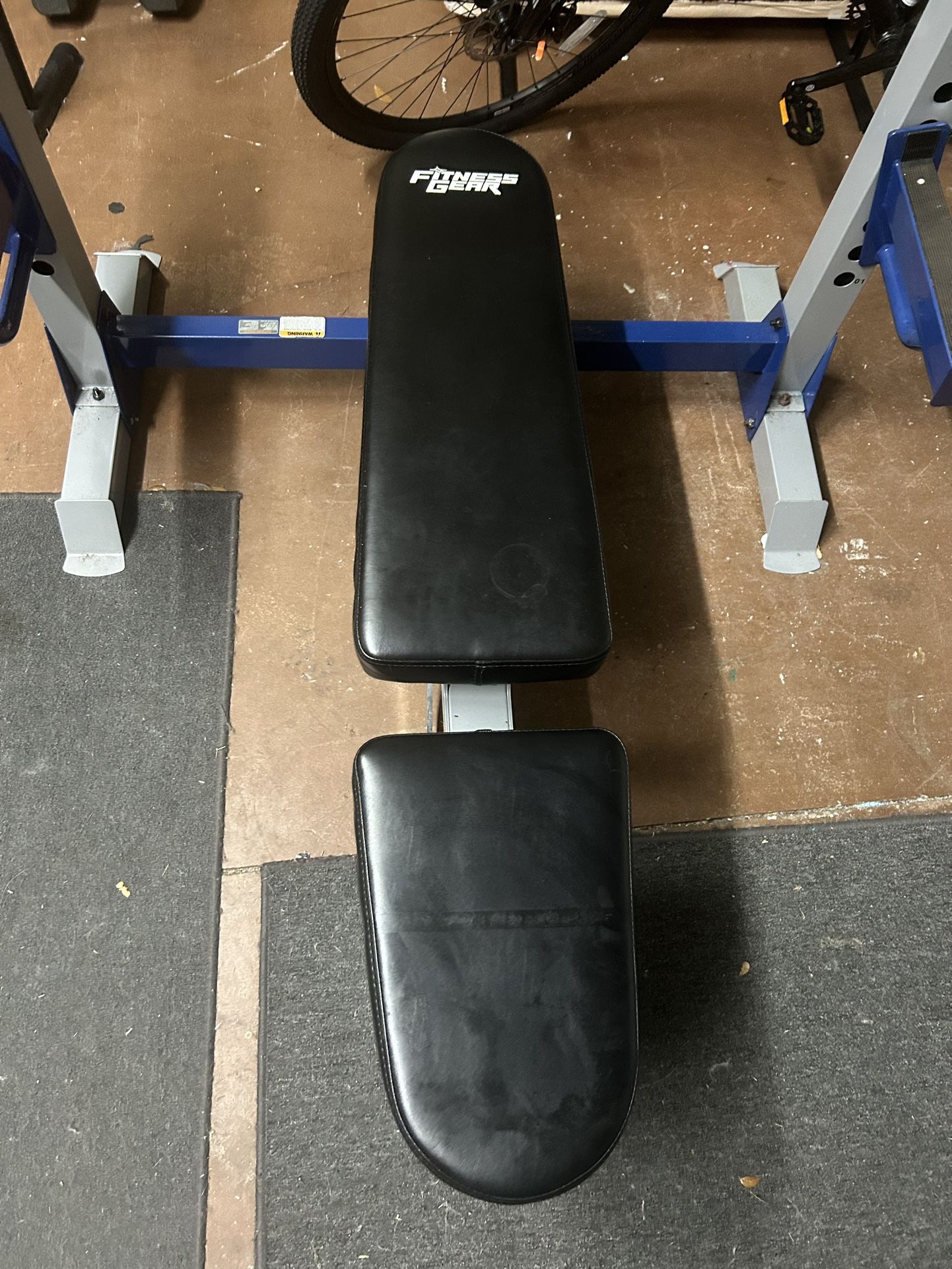 Bench Press Machine With Weight Racks And A Extra Adjustable Bench