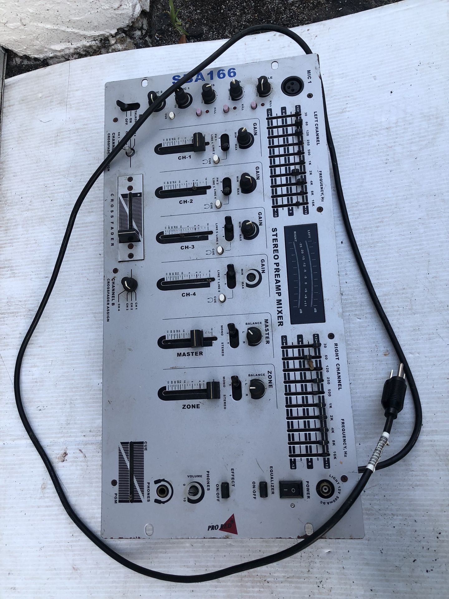 stereo pre-amplifier-mixer