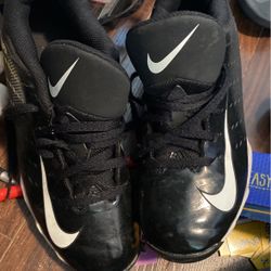Football Cleats BOYS SZ 4