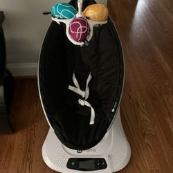 4moms Mamaroo Baby swing 