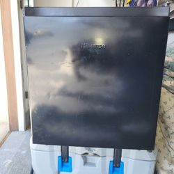 HISENSE MINI FRIDGE