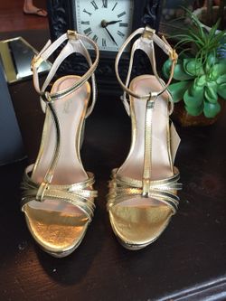 Perfect for summer time!!! New JACLYN SMITH gold ladies heels