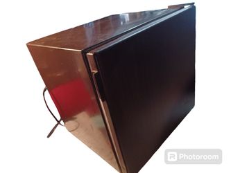 Refrigerator 18"x18"x18" working, good condition, test before buying.