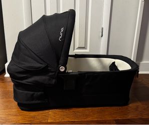 Nuna swiv & triv bassinet with stand