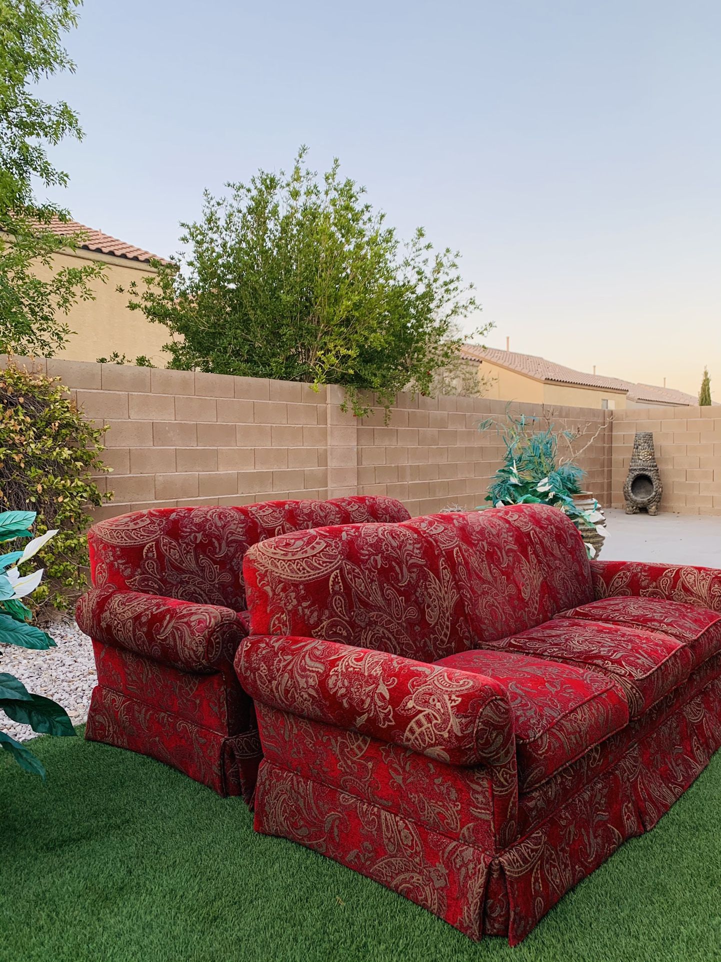 BEAUTIFUL LIVING ROOM SET ( GENTLY USED 🥰👌🏻 ) FREE DELIVERY 🚛 FIRM PRICE $1250 ( RED COLOR ) SMOKE/PETS FREE 🥰