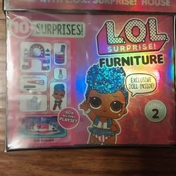 L.O.L. Surprise! Furniture Backstage with Independent Queen & 10+ Surprises set. 
