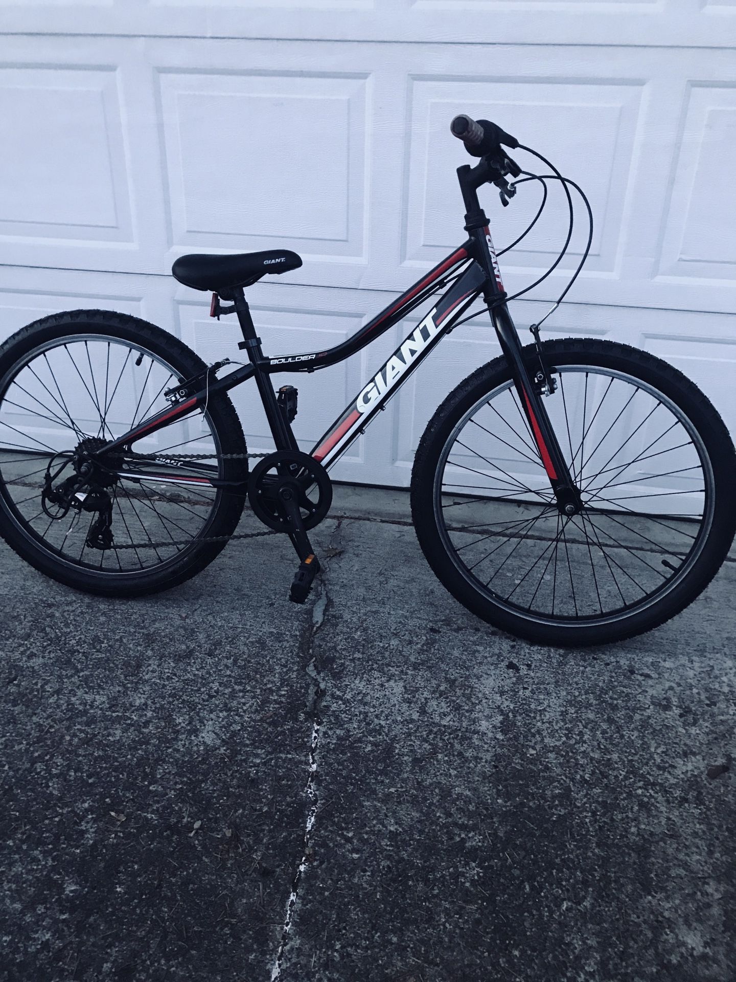 L👀K GIANT BOULDER JR MOUNTAIN BIKE 24”