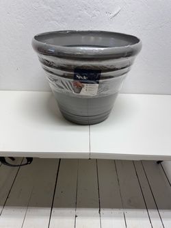 Brand new 20 inch style garden planter pot