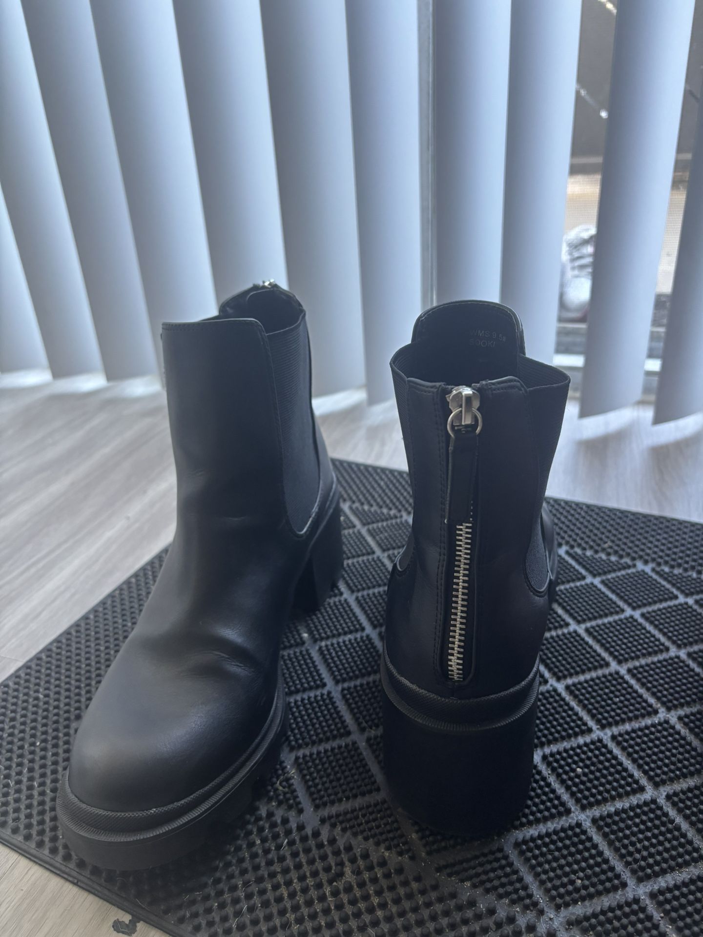 Dolce Vita Chunky Chelsea Boots – Black, Size 9.5