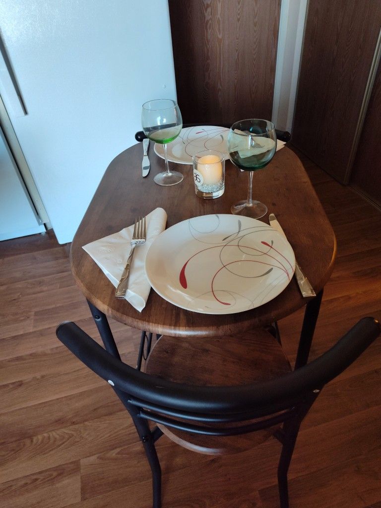  $40 - Perfect Table For Two