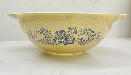 Pyrex 444 “Homestead” Large Bowl Great Condition