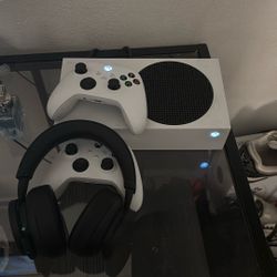Xbox Series S Good Condition  And Comes With Head Set And 2 Controllers 