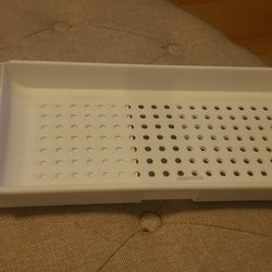 Expandable tray for standard bathtube