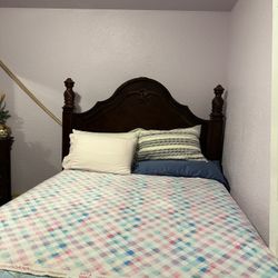 Queen bedroom set Bed, Mirror stand and 2 night stands 