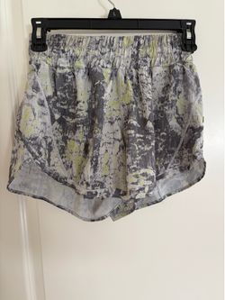 Lululemon Tracker Short, Size 4, Mid rise, Built in Liner and zipper pocket