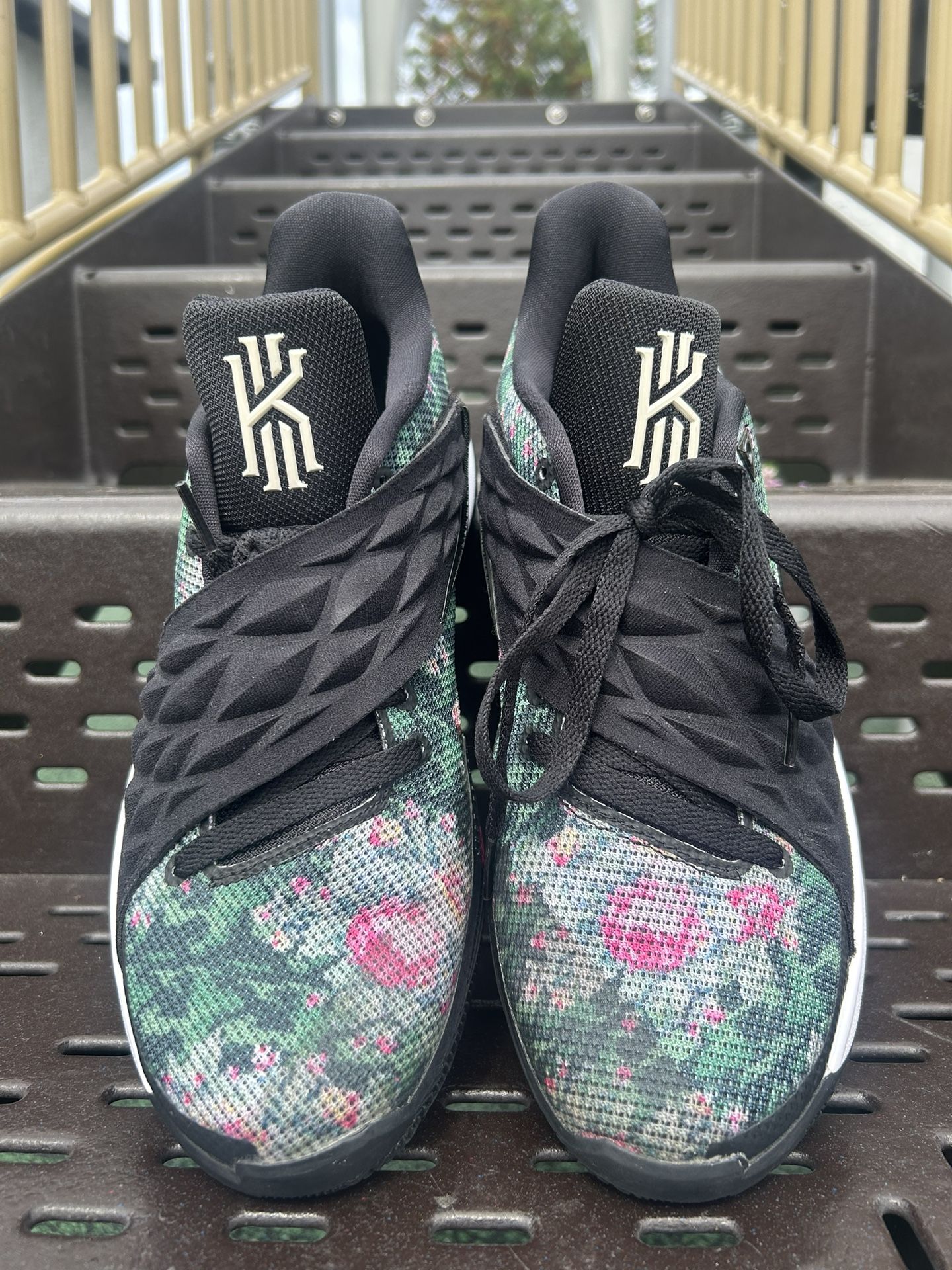Vnds Nike Kyrie Low 1 “Floral” Size 10