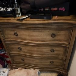 Solid Wood 3-Drawer Dresser – Curved Front, Beautiful Finish