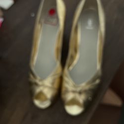 Women’s Shoes New Gold Leather Size 10