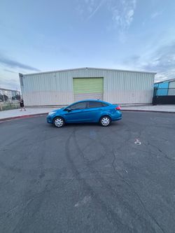 Ford fiesta sedan 2013 pasa smog 101.449 millas título limpio placas 2027 automático motor y transmisión buenos puede traer su mecánico ac bueno trae 
