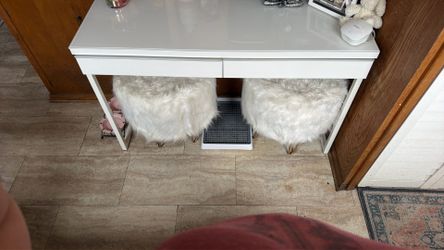Desk with 2 beautiful stools with gold legs