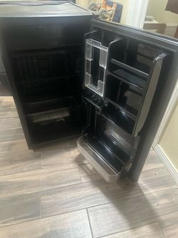 Black Mini Fridge with Door Shelves Sanyo