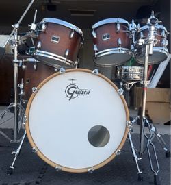 Gretsch Renown Maple 5-Piece Drum Set – 8/10/12/16/22 Shell Pack