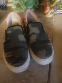 Size 8 cute camo and sparkle shoessize