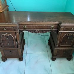 Antique desk Excellent Condition All Drawers Functional 