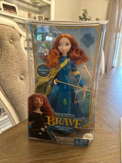 NEW 2011 Disney Store Brave Merida Gem Styling with  Bow and Arrow and Reversible Cape