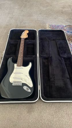 Fender Black Squire Strat w Hard Case