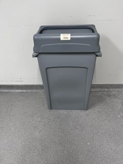 Rubbermaid 23 gallon trash can- slim