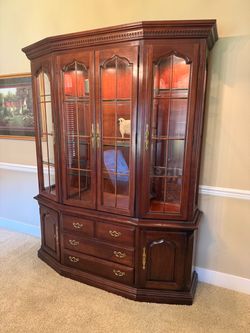 TASTEFUL China Cabinet - curio - hutch - Interior Lighting - Thomasville - solid -delivery included