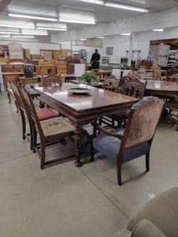 Wood table w/ pullout leaves & 6 chairs