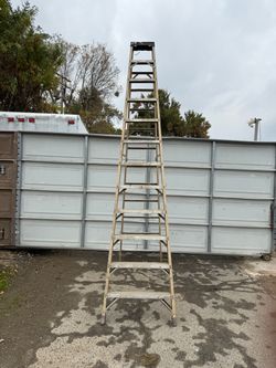 **** 12’ A-FRAME FIBERGLASS LADDER ****