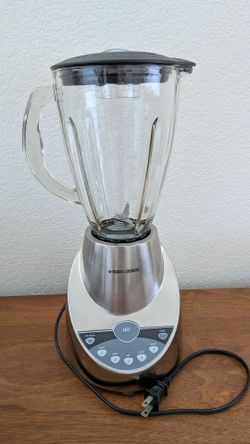 Black & Decker multi-speed blender with glass pitcher