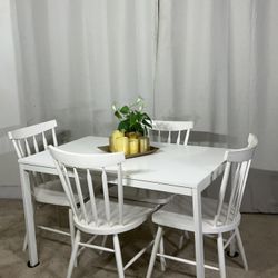 White Extendable Dining Table & 4 Windsor / Comedor Con Mesa De Extension Y 4 Sillas