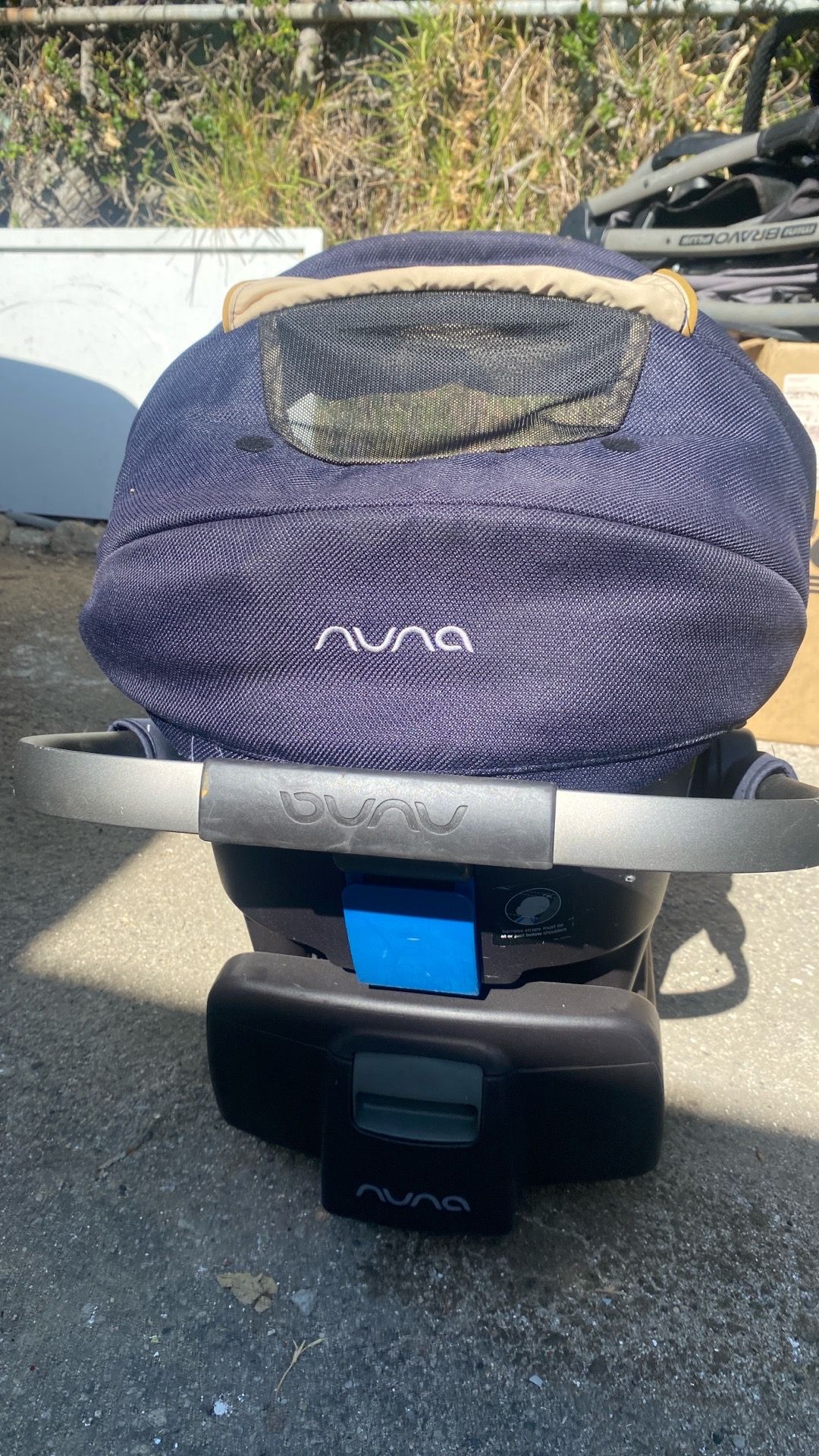 Infant Nuna car seat good condition everything works good clean nice color