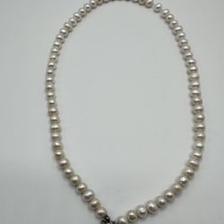 A pearl necklace with a silver 925 pendant.