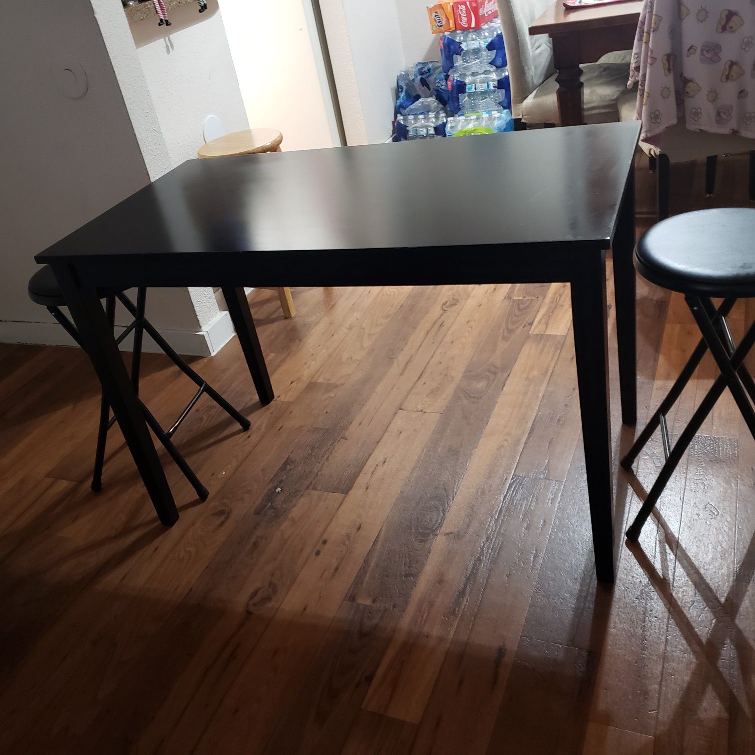 Table with 2 stools