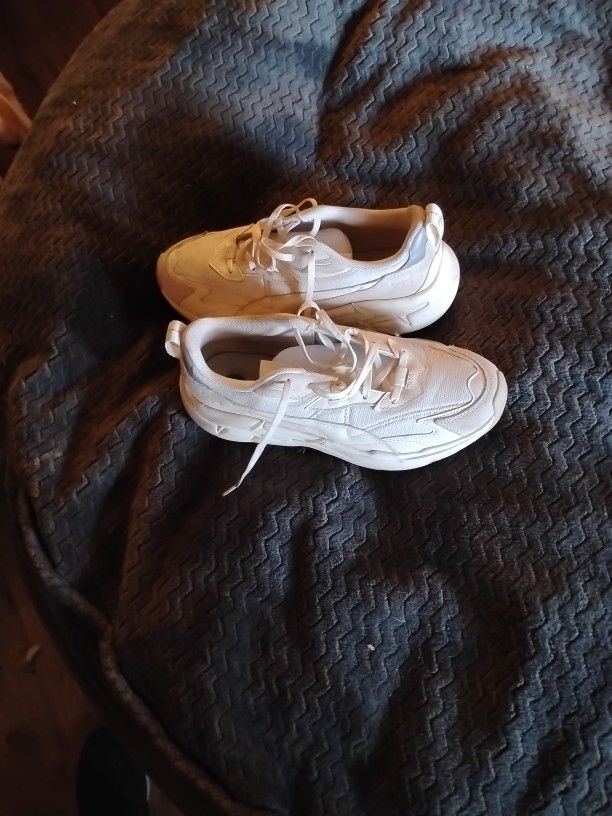 New Woman's White Size 7.5 Pumas