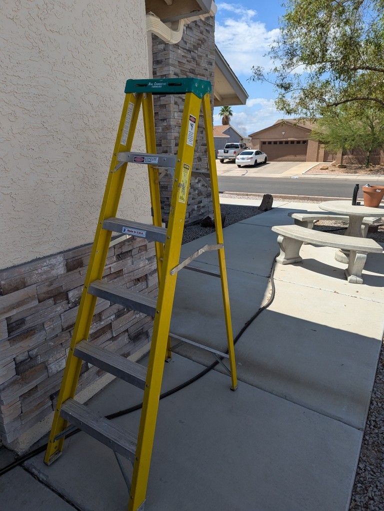 6ft Fiberglass Ladder